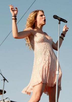 Taylor Swift 18.jpg