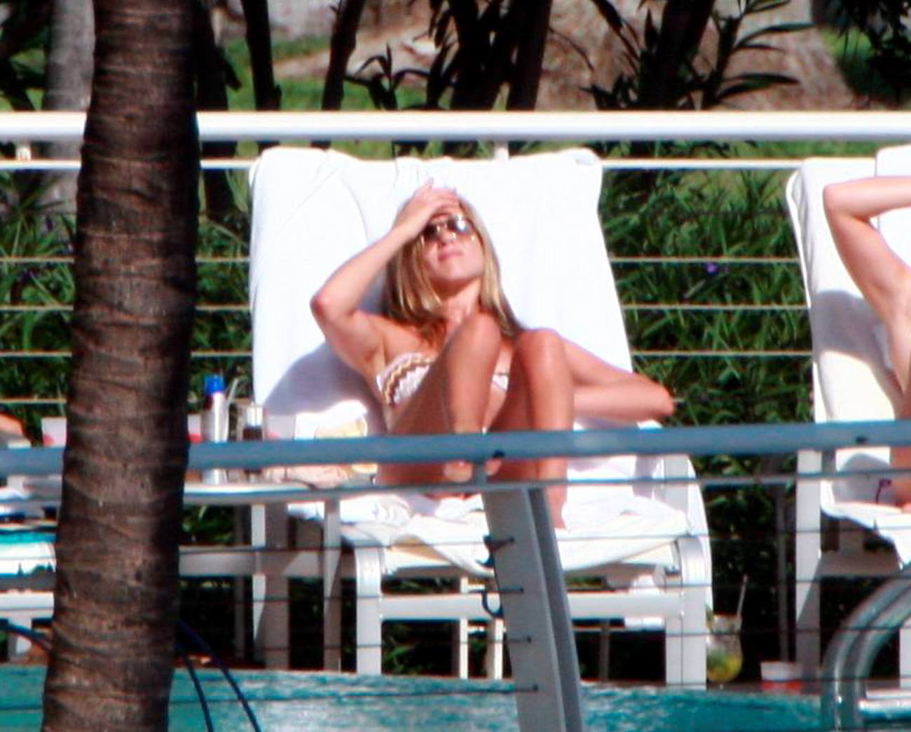 Jennifer aniston sun bathing