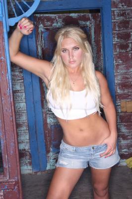 Brooke Hogan poses