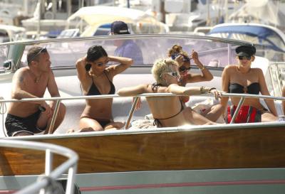 Nicole Scherzinger is sexy in bikini