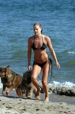 Ali Larter with dogs