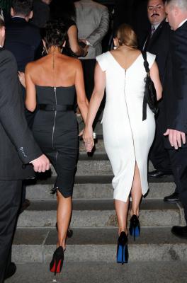 Victoria Beckham Jennifer Lopez holding hands