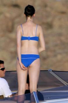 anne%20hathaway%2016 thumb Anne Hathaway Hot in a Bikini