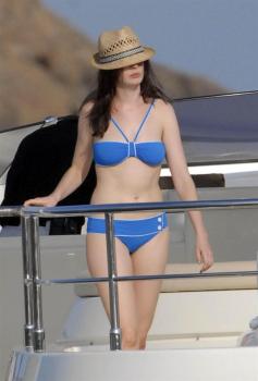 anne%20hathaway%201 thumb Anne Hathaway Hot in a Bikini