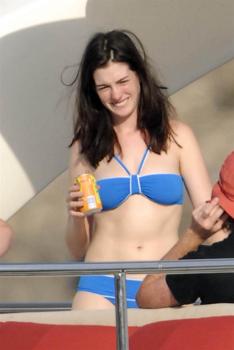 anne%20hathaway%2035 thumb Anne Hathaway Hot in a Bikini