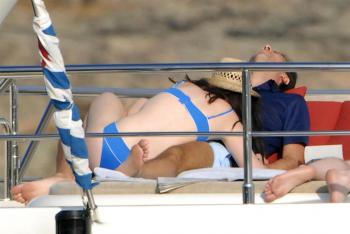 anne%20hathaway%2054 thumb Anne Hathaway Hot in a Bikini