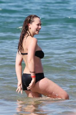Jennifer Love Hewitt Bikini 8.jpg