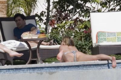 Jennifer Aniston Bikini 22.jpg