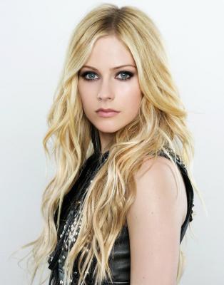 Avril Lavigne posing