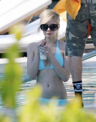 Avril Lavigne in Bikini 11.jpg