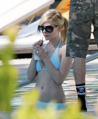 Avril Lavigne in Bikini 12.jpg