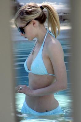 Avril Lavigne in Bikini 13.jpg