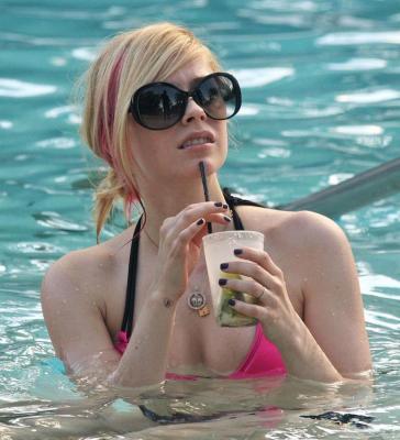 Avril Lavigne in Bikini 17.jpg