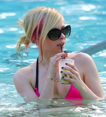 Avril Lavigne in Bikini 18.jpg