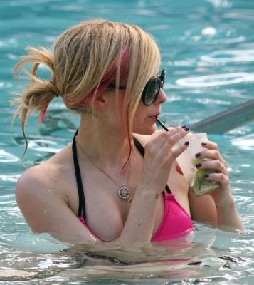 Avril Lavigne in Bikini 19.jpg