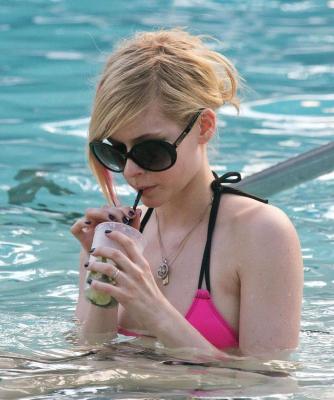 Avril Lavigne in Bikini 20.jpg