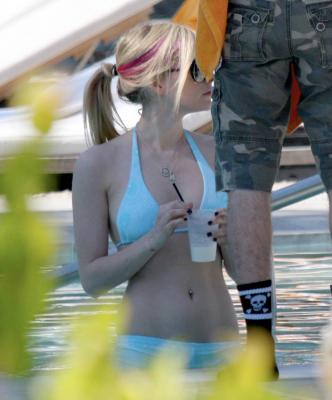 Avril Lavigne in Bikini 8.jpg