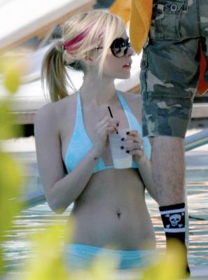 Avril Lavigne in Bikini 9.jpg