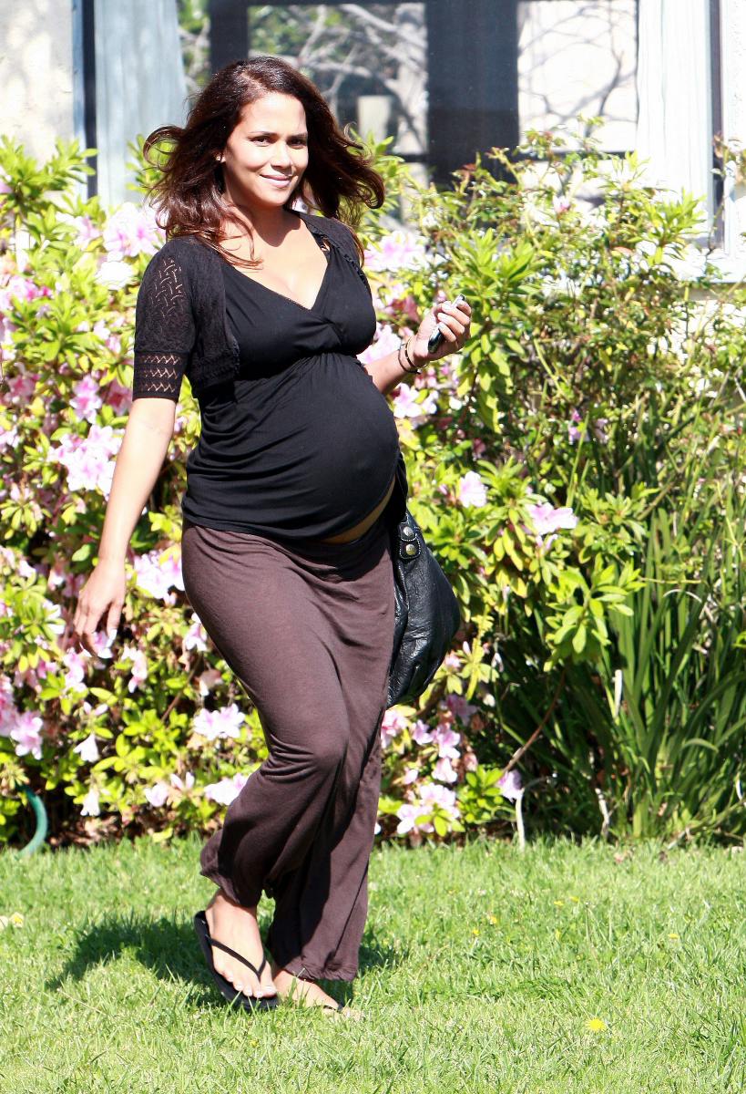 Pregnant Halle Berry