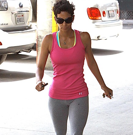 Halle Berry cameltoe in spandex
