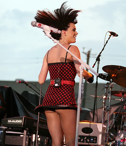 Katy Perry shows panties