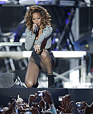 tn rihanna 2 Rihanna performing in Brazil