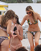 tn whitney port 6 Whitney Port has a girls day at the beach in Miami
