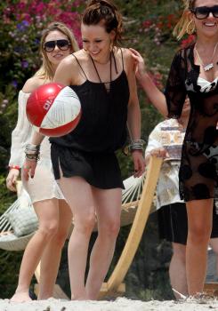 Hilary and Haylie Duff Bikini 18.JPG