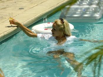 Pamela Anderson Swimming 28.jpg
