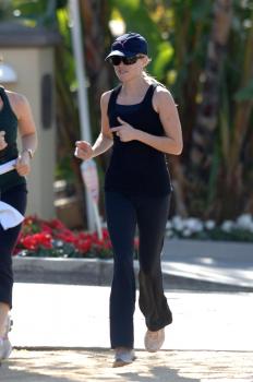 Reese Witherspoon Jogging6.jpg