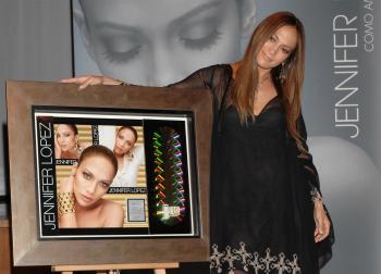 Jennifer_Lopez_Receives_Golden_Disc_3.jpg