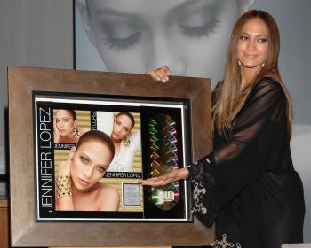 Jennifer_Lopez_Receives_Golden_Disc_5.jpg