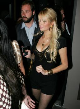 Paris_Hilton_graces_Parc_in_Hollywood_with_her_presence_11.jpg